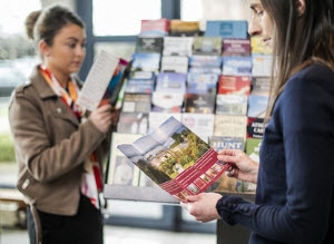 8 Reasons why Glance Brochure Display will win YOU business